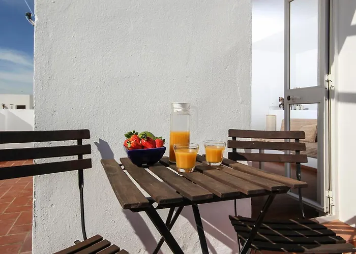 Extramuros Town House With Roof Terrace And Sea View In The Center Of Conil Hébergement de vacances *