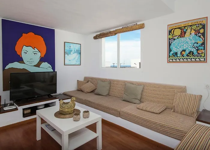 Будинок відпочинку Extramuros Town House With Roof Terrace And Sea View In The Center Of Conil Коніль-де-ла-Фронтера